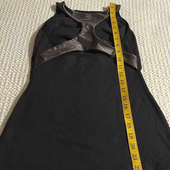 2 Beyond Yoga criss cross Tanks - bundle - Picture 2 of 6